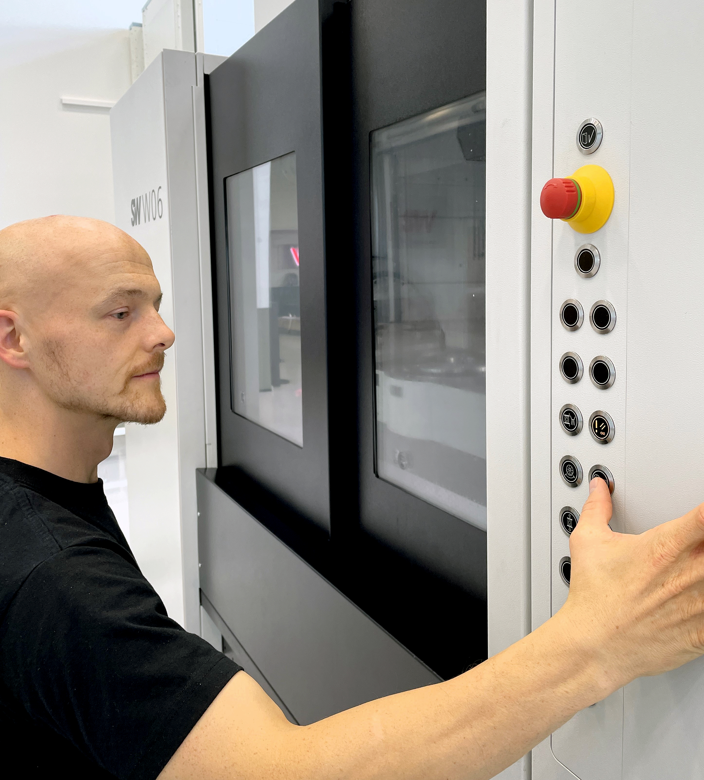 Eine 2 Meter hohe und breite Maschine mit einem Bedienfeld mit Drucktaster, Schlüsselschalter und Not-Halt-Taster