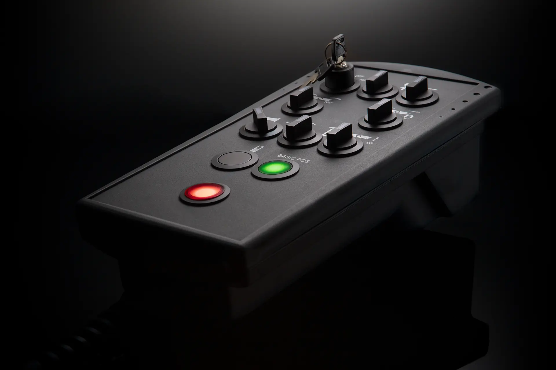 Ein schwarzes Bedienfeld mit Wahlschalter, Drucktastern und einem Schlüsselschalter.