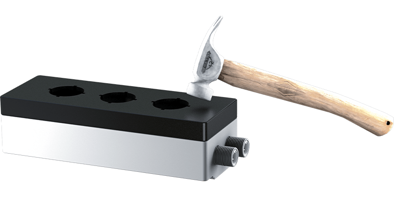 Proboxx-Gehäuse Sur l'image, on peut voir un boîtier en plastique de la Proboxx et un marteau.